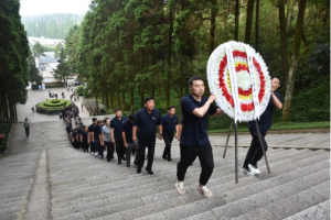 賡續(xù)井岡山精神，向革命烈士敬獻(xiàn)花圈